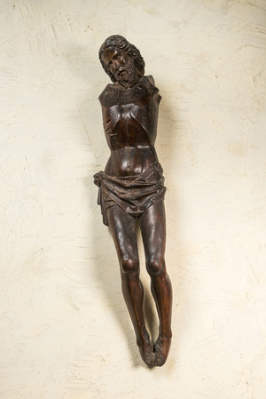Grand Christ en noyer sculpté, début du 16ème