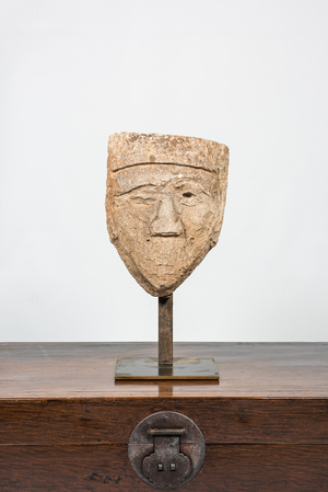Grande tête d'homme qui fait un clin d'œil en pierre sculptée, 15ème ou après