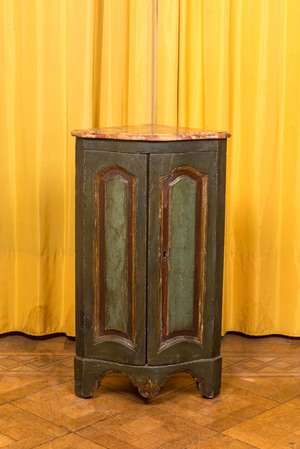 A painted wooden corner cupboard, 18/19th C.