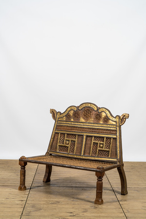 Een koloniaal geïnspireerde houten zitbank met koperen monturen, 20e eeuw