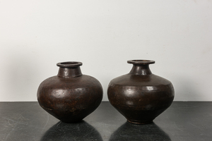 Deux vases composés de panneaux en fonte rivetés, 20ème