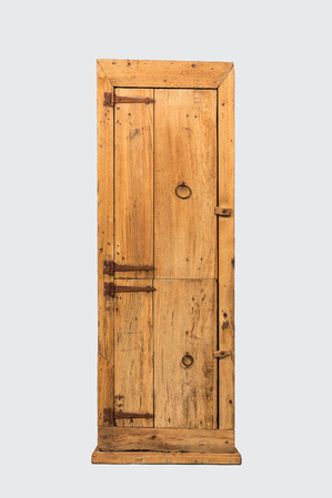 Een landelijke eikenhouten kast met twee deuren gemaakt uit een boomstronk, 19e eeuw