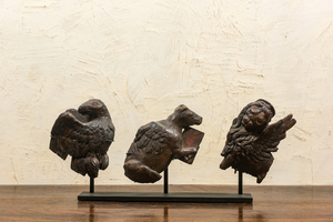 Trois fragments en chêne sculpté figurant un aigle, un agneau et un lion se référant aux évangélistes, 16ème