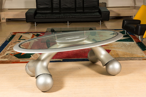 Pierre Colleu (1948): Table design, verre et polyester laqué argent