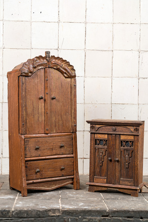 Deux cabinets miniatures en bois, 19/20ème
