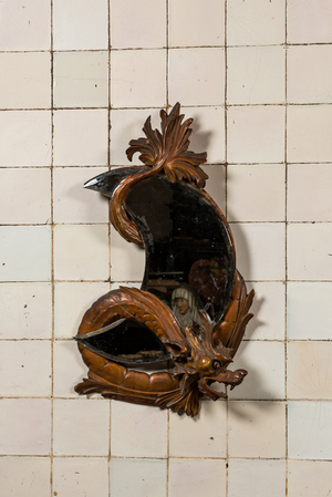 Miroir en forme de lune en cadran en tilleul sculpté en forme de dragon dans le style de Viardot, 19/20ème