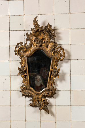 Miroir de style Louis XV en bois doré à décor rocaille orné de roses, France, 18/19ème