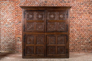 Rare et grande armoire flamande en chêne à quatre portes aux panneaux sculptés en X et montures en fer forgé, Bruges, 1ère moitié du 16ème