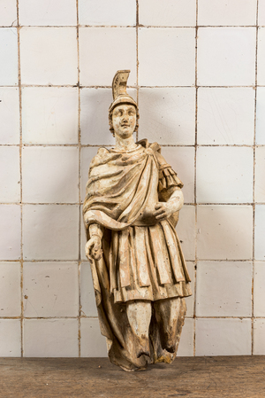 Een wit gepatineerde lindenhouten sculptuur van een Romeinse soldaat, wellicht Italië, 17/18e eeuw