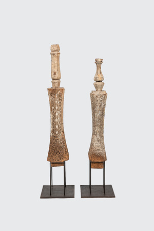 Une paire d'ornements en bois sur socle en métal, Inde, 19ème
