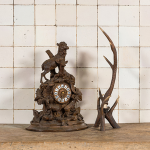 Pendule 'du Forêt-Noire' en bois sculpté et un montage de bois de cerf, Allemagne et/ou la Suisse, 19/20ème