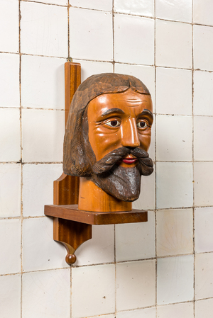 Grande tête d'homme barbu en bois sculpté et polychromé sur un socle de console en bois, 19/20ème