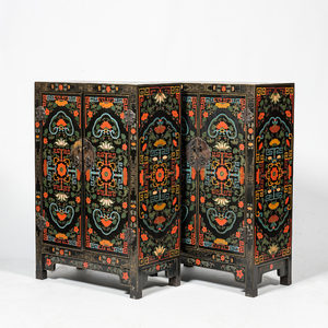 Une paire de cabinets à deux portes en bois lacqué noir à décor floral, 20ème