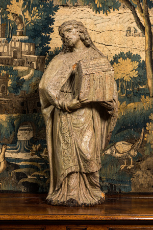 Saint Evêque fondateur en noyer sculpté et patiné gris, Pays-Bas méridionaux, début du 17ème