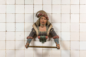 Rare porte serviette en forme de femme en bois sculpté et polychromé, 19ème