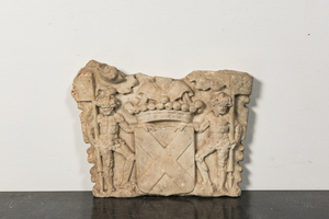 Relief en marbre sculpté à décor d'un écusson flanqué par deux hommes sauvages, 17ème