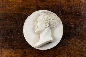 Un médaillon en marbre blanc représentant le portrait de profil de John Peyto Charles Shrubb, daté 1886