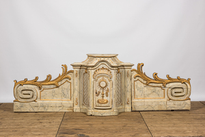 Een faux-marbre en verguld houten tabernakel met een monstrans, 18e eeuw