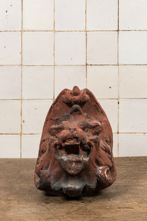 Un ornement à tête de lion en terre cuite patinée, 19ème
