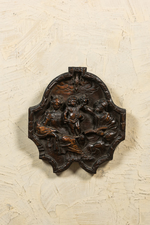 Een notenhouten reliëf met voorstelling van de Heilige Familie en de Heilige Geest, 17/18e eeuw
