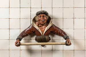 Rare porte serviette en forme de gars rigolant en bois sculpté et polychromé, 19ème