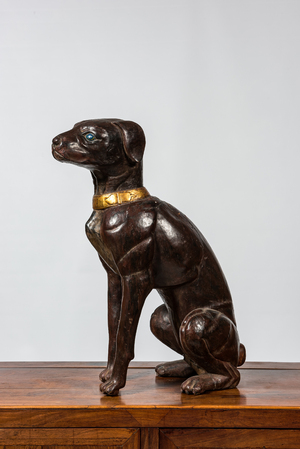Grand chien en bois sculpté et polychromé, 1ère moitié du 20ème