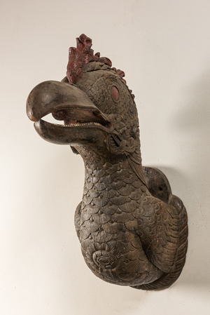 Une sculpture en bois polychrome d'une tête de dodo, 20ème
