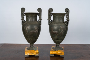 Une paire de vases de style néo-classique avec conducteurs de char sur socles en marbre de Sienne, 19/20ème