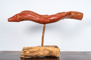 Anguille en bois peint rouge sur pied, 20ème
