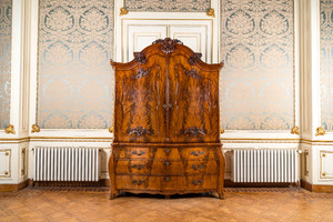 Cabinet en placage d'acajou à deux portes et trois tiroirs, Pays-Bas, 18ème