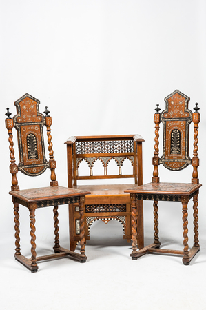 Drie met been en parelmoer ingelegde houten stoelen, Damascus, Syrië, 19/20e eeuw