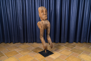 Sculpture anthropomorphe en bois montée sur socle en métal, 20ème