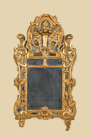 Miroir en bois doré à décor floral, 18ème