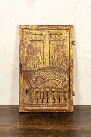 Porte de tabernacle en bois sculpté et doré représentant l'Agneau de l'Apocalypse, 17/18ème