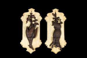 Deux trophées de chasse 'de la Forêt Noire' en bois sculpté figurant un lièvre et une oie, la Suisse, 19ème