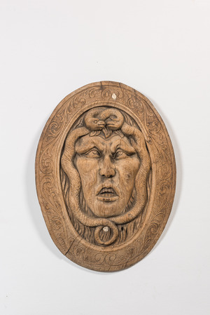 Grand médaillon de forme ovale en bois sculpté figurant Méduse, 19ème