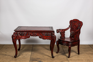 Bureau et fauteuil en bois à patine rouge finement sculpté, Japon, 20ème