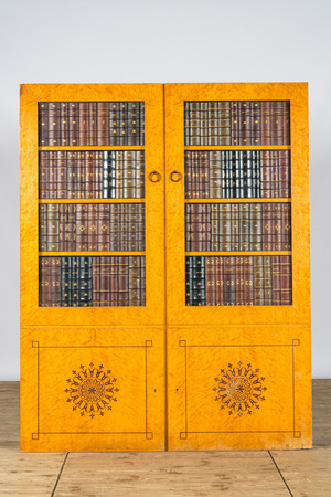 Een Frans esdoorngefineerd 'trompe l'oeil' paneel in de vorm van een bibliotheek, 1e helft 20e eeuw