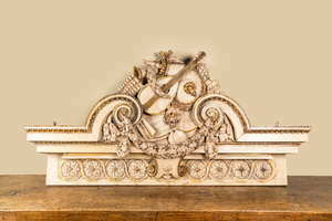 Couronnement de salon de musique de style néo-classique en bois patiné et doré, vers 1800