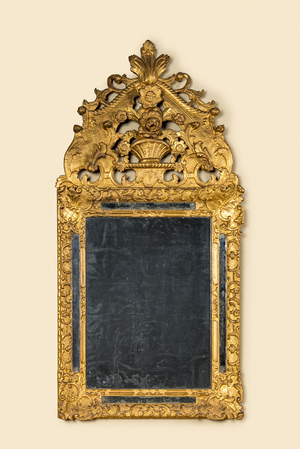 Miroir en bois sculpté et doré de style Régence, 19/20ème