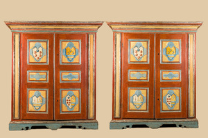 Paire de grandes armoires à deux portes en bois polychromé à décor de blasons, Italie, 17ème