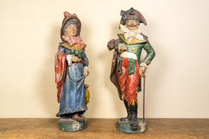 Een paar polychrome terracotta figuren van een man en vrouw, 18/19e eeuw