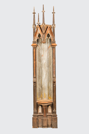 Socle à baldaquin de style néo-gothique en bois patiné, 19ème