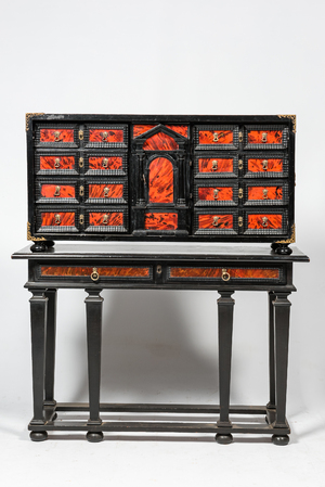 Een geëboniseerd houten kabinet met faux-schildpadfineer, 19e eeuw