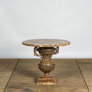 Une table d'appoint de style néoclassique en bois patiné avec plateau en marbre, 19ème