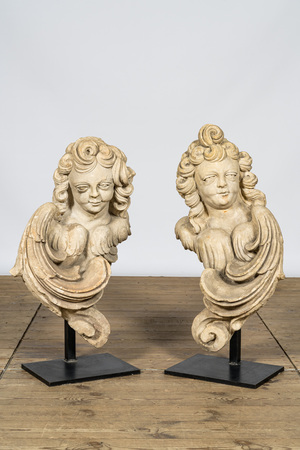 Paire de bustes d'anges en pierre calcaire sur socle en métal, France, 18ème