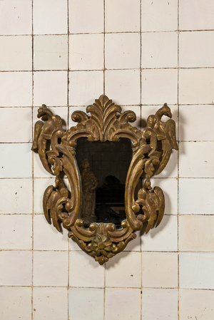 Miroir de style Louis XV en bois doré à décor de phénix, 19ème