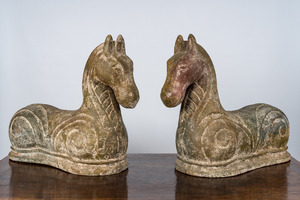 Paire de chevaux en terre cuite patinée de style chinois de la dynastie Han, 20ème