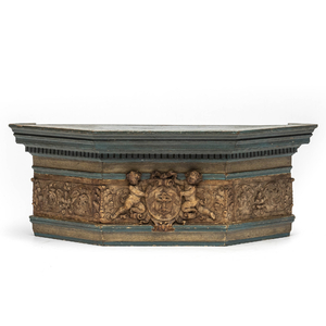 Console murale armoriée en bois polychromé et albâtre à décor de putti, 18ème