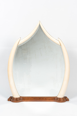 Grand miroir encadré de défenses en faux ivoire, 20ème